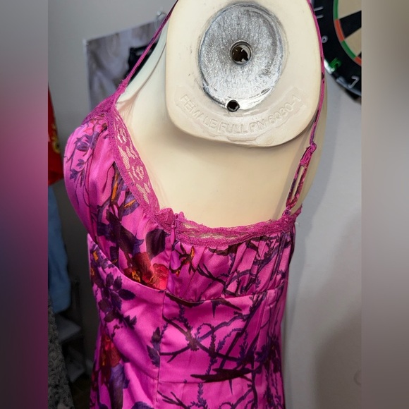 UO Audrey Lace Detail Midi Dress
See all Urban Outfitters Fuchsia Size Large - Picture 10 of 16